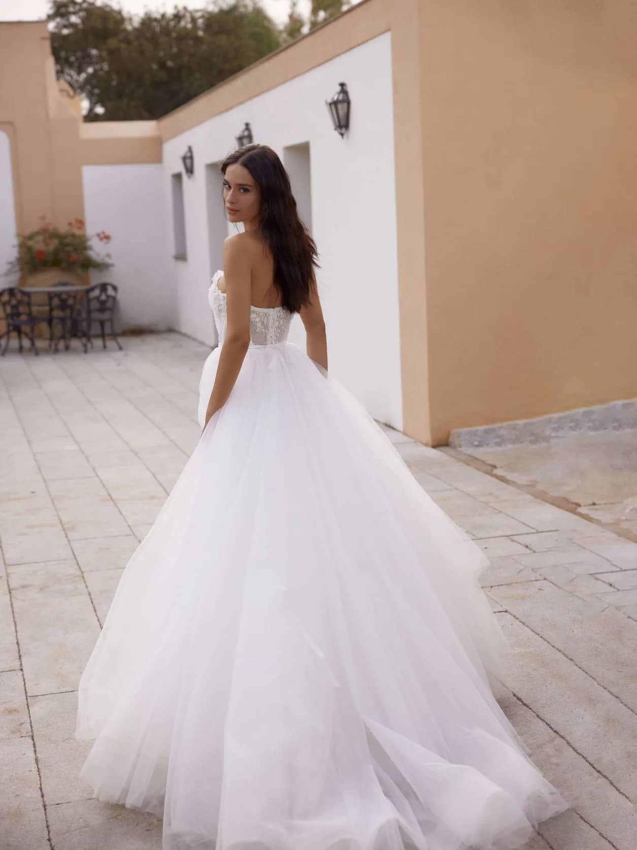 Lilia wedding dress by Rara Avis — thumbnail 4